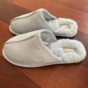 Ugg women’s slippers baby blue never worn no box size 8 in perfect condition